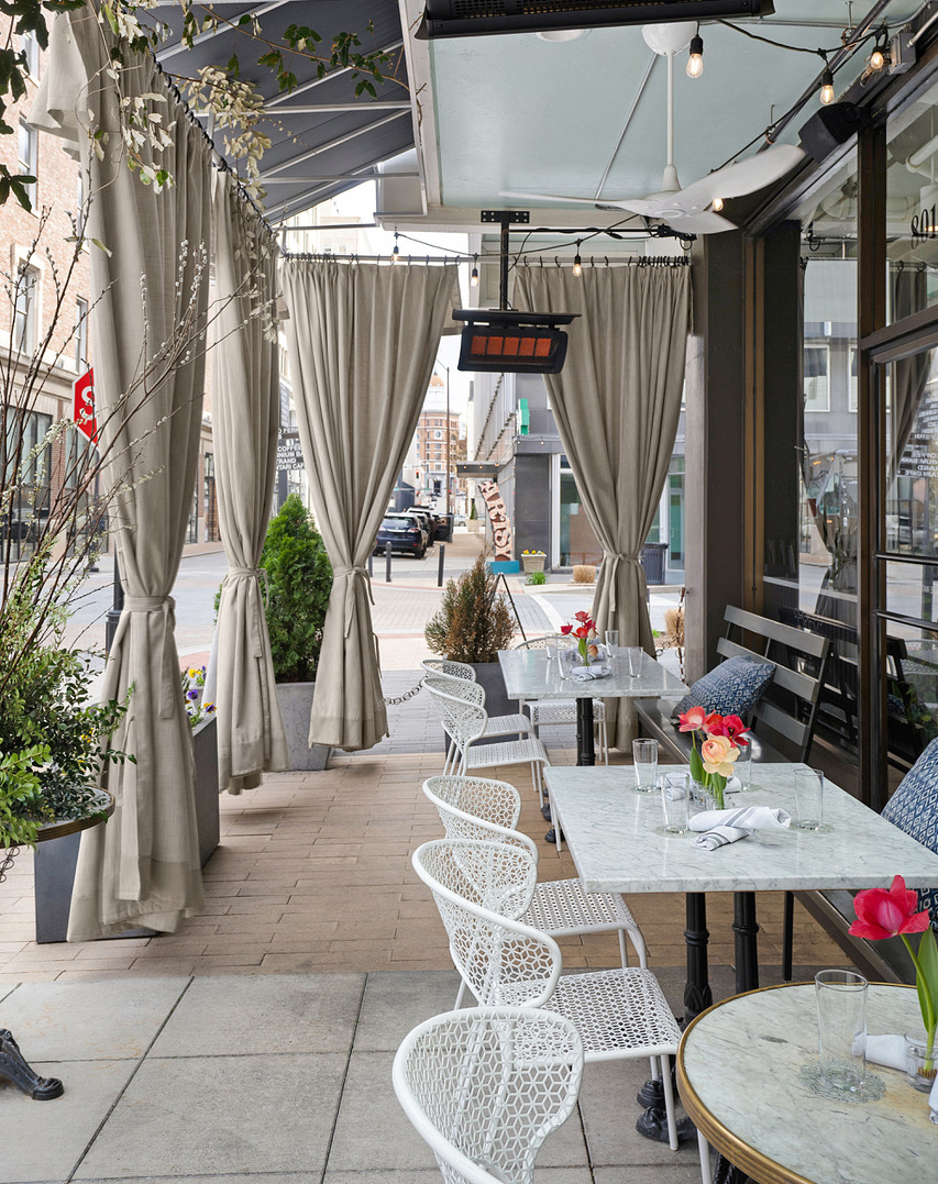 Outdoor Dining at Easy Bistro Seafood Restaurants in Chattanooga